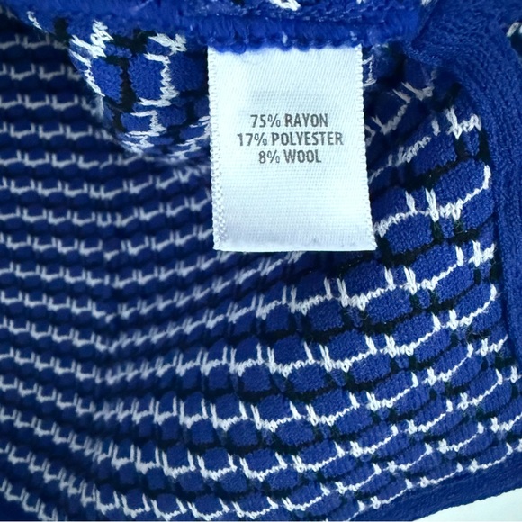 St. John 2 Piece Atlantis Cardigan and Top Set Sz M - Picture 6 of 9